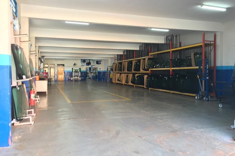 Galpão da Furlan Auto Vidros em Ribeirão Preto com estantes de para-brisas em estoque