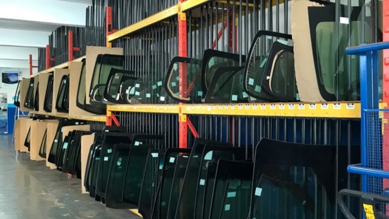 Estantes com para-brisas e vidros automotivos em estoque na loja da Furlan em Ribeirão Preto