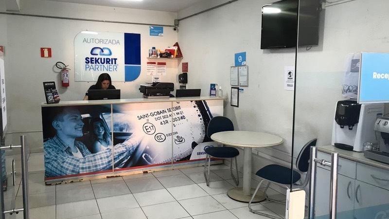 Recepção da Furlan Auto Vidros Ribeirão Preto com painel Sekurit Partner