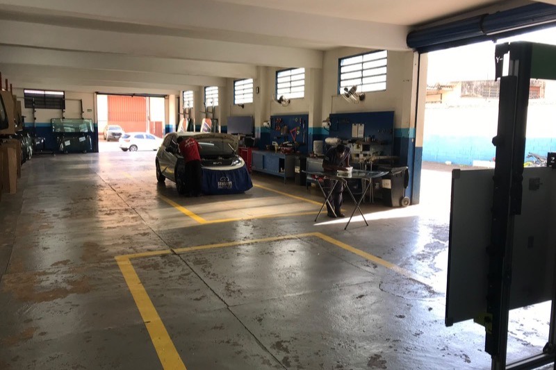 Oficina com boxes cobertos da Furlan Auto Vidros em Ribeirão Preto